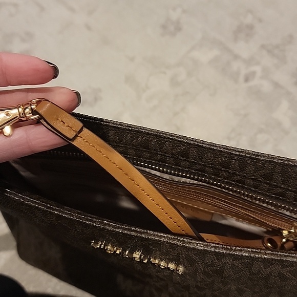 Michael Kors Jet Set Travel Large Logo Messenger Bag~EUC - Picture 13 of 16